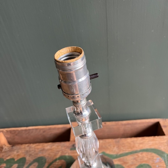 Vintage 50s Clear Crystal Glass and Lucite Leviton Lamp - Picture 4 of 5